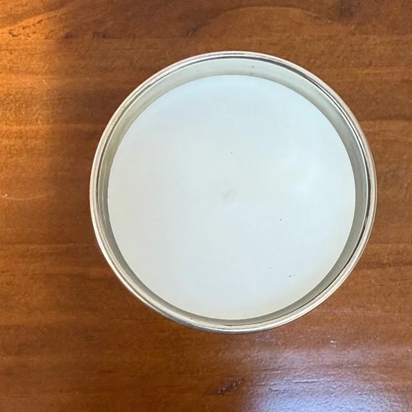 Diptyque Londres Candle with Silver and Purple Floral Design (6.5 oz). - Picture 4 of 6